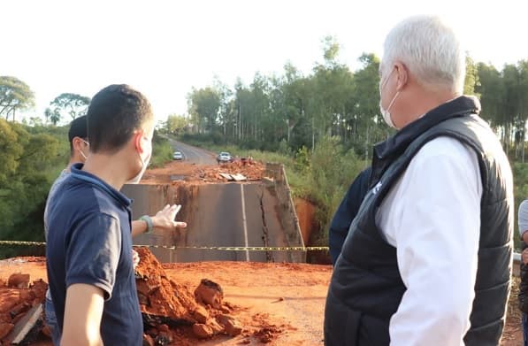 Visita, destitución y auditoría, tras fatal desplome de puente