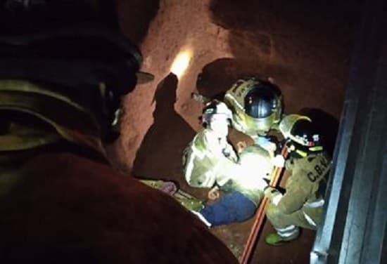 Bomberos rescatan a hombre que cayó a un pozo