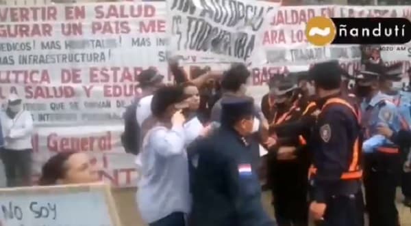 Antivacunas y médicos se enfrentan en manifestación