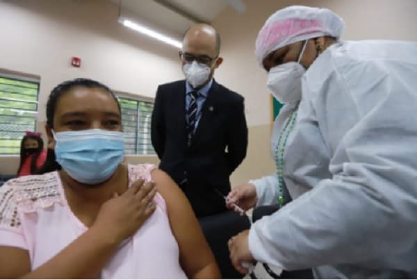 Aprueban aplicación de vacuna AstraZeneca a mayores de 50 años