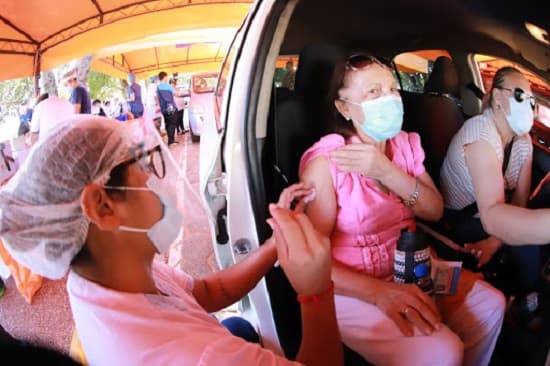 Vacunación anticovid para personas mayores de 50 años y más inicia este lunes