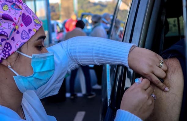 Desde el lunes vacunarán a personas con 50 años en adelante