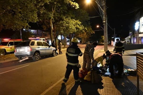 Joven fallece tras impactar contra un árbol en Asunción
