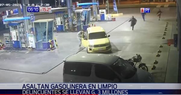 Delincuentes asaltan surtidor, chocan su vehículo y huyen corriendo
