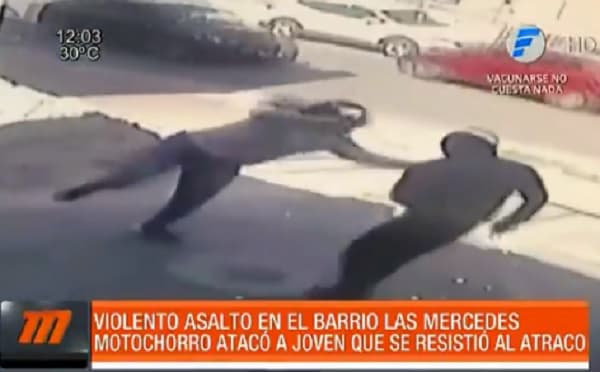 Motochorro golpea a una mujer por resistirse a asalto