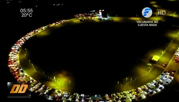 Se registran filas de kilómetros en el mega vacunatorio