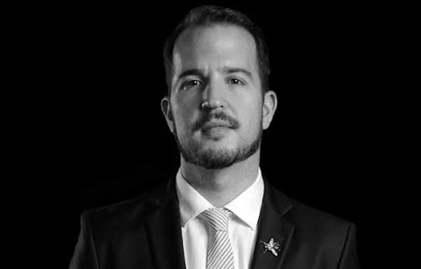 Diseñador se defiende tras acusaciones de estafa y pide disculpas