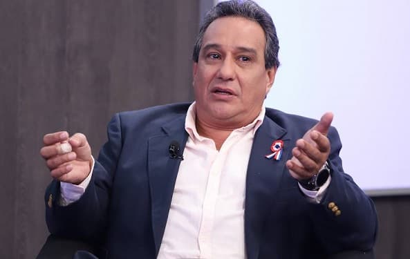 Hugo Javier no declara y huye de periodistas refugiándose en el baño