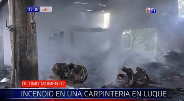 Incendio reduce a cenizas toda una carpintería en Luque