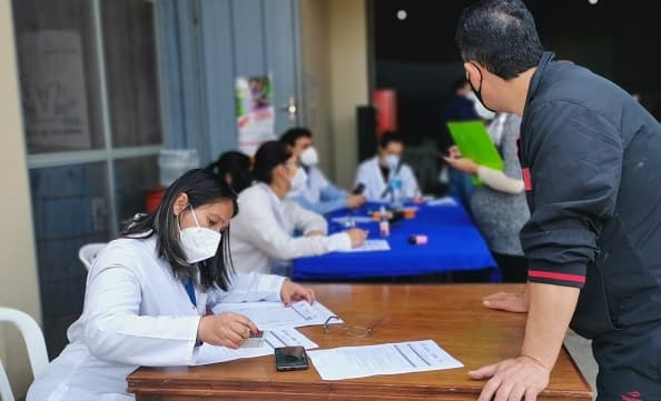 Médicos otorgan certificados a personas con comorbilidades en vacunatorios