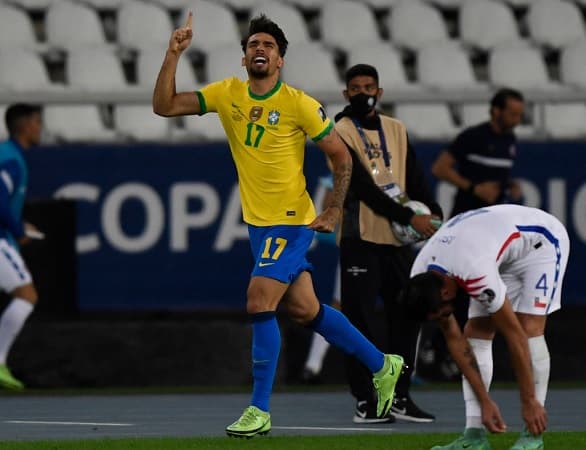 Brasil vence a Chile, sufriendo y con lo justo