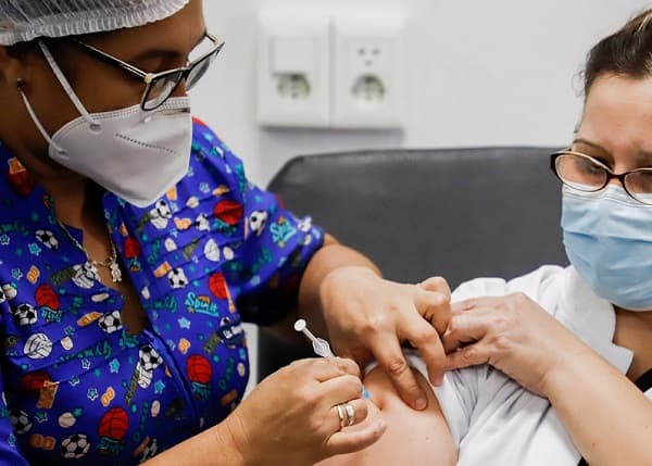 España dona a Paraguay 252.000 dosis de AstraZeneca