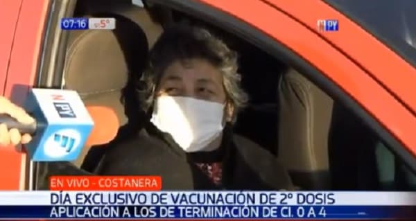 Mujer esperó que la “revivan” para recibir primera dosis