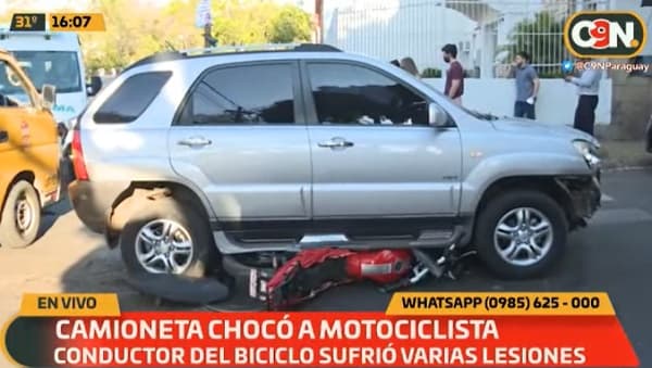 Motociclista sufre lesiones al ser embestido por camioneta