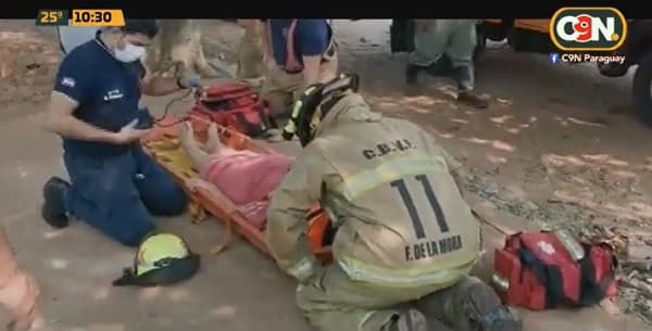 Rescatan a mujer que cayó a pozo ciego en Fernando