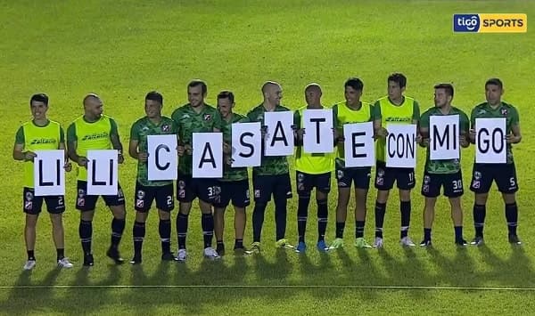 Chito propone matrimonio en el estadio y a minutos de un partido