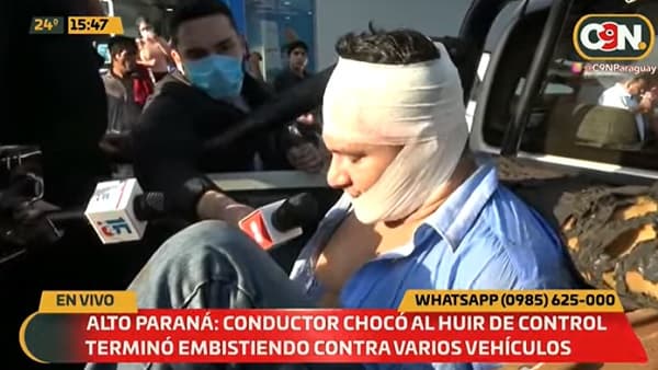 Conductor huye de control policial e impacta contra varios vehículos