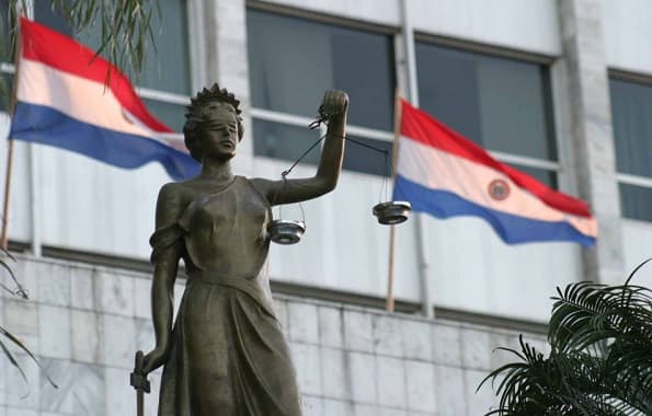 Funcionario tildado de planillero demanda a ministros de la Corte