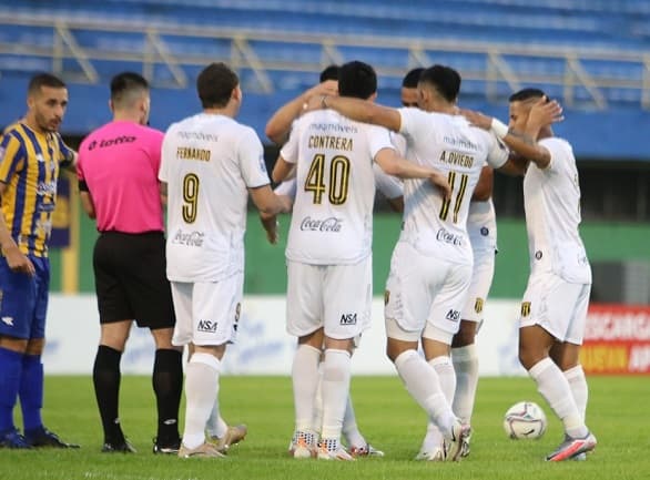 Guaraní golea a domicilio a Luqueño y es solitario puntero