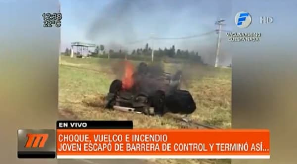 Conductor huye de barrera y termina con el vehículo en llamas