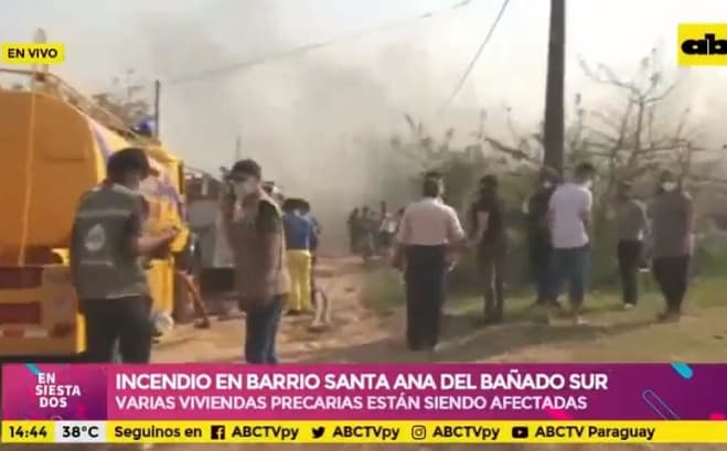 Incendio consume viviendas en el Bañado Sur