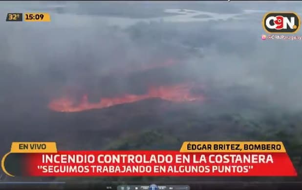 Bomberos luchan contra el fuego en la Costanera