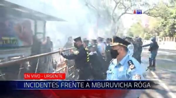 Reprimen a manifestantes que pedían ayuda para ollas populares