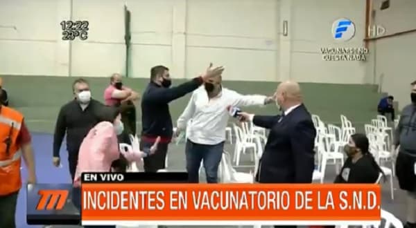Casi se llega a los golpes en tensa espera en vacunatorio de la SND