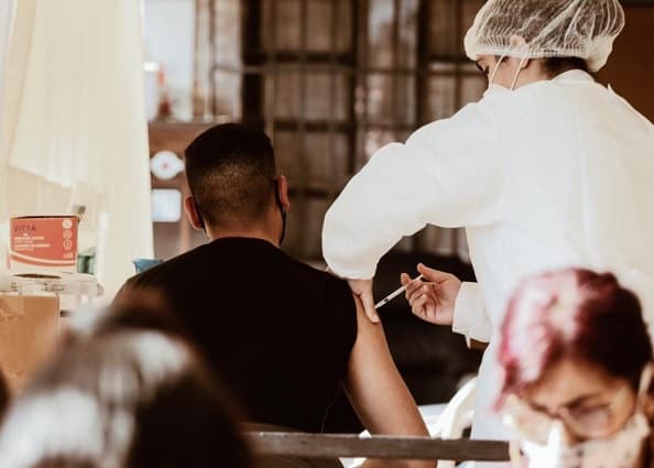 Confirman que se agotaron las dosis de Moderna y se espera donación