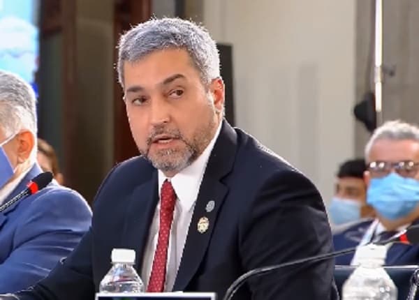 Abdo Benítez aboga por fortalecimiento democrático en Cumbre