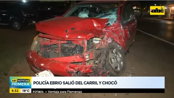 Policía “ebrio” sale de su carril y choca contra automóvil