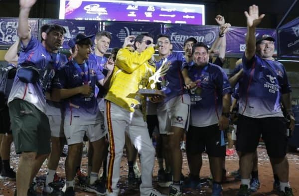 Reciben a juveniles campeones mundiales en pádel