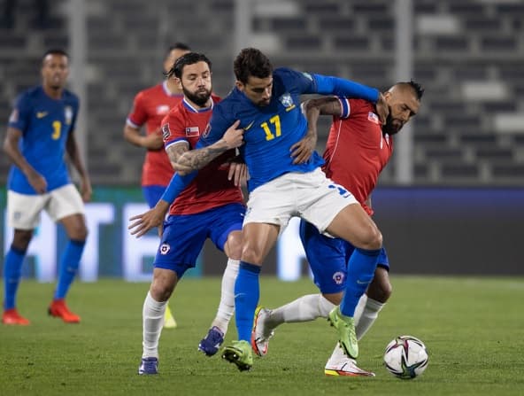 Brasil supera a Chile y mantiene puntaje perfecto