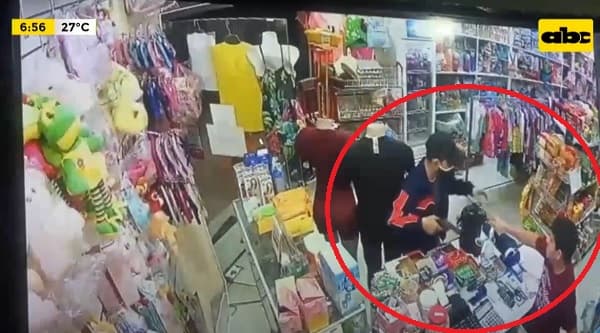 Policía sufre balazo durante asalto a comercio