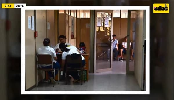 Ven fútbol en la oficina, desayunan a las 11:00 y aspiran a aumento