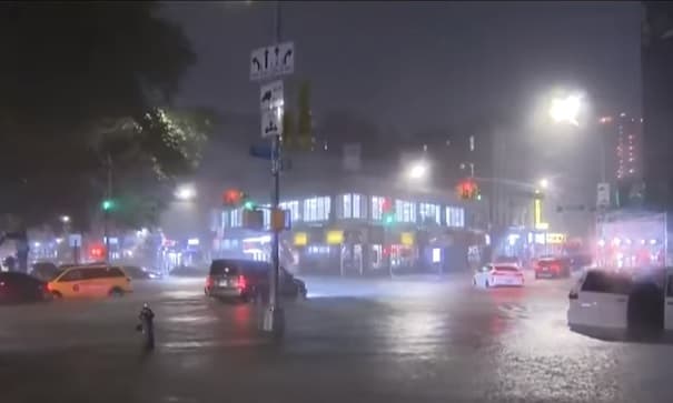Resabio de huracán genera inundaciones históricas en New York