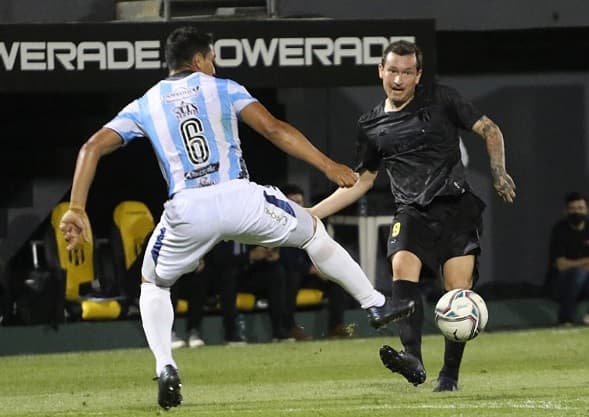 Guaraní golea y se mantiene sólido en la punta