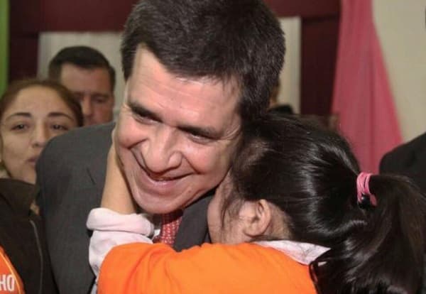 Mujer asegura que Horacio Cartes es el padre de su hija