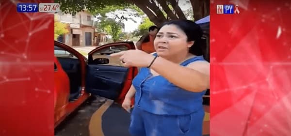 Denuncian agresión de mujer por estacionar frente a su heladería