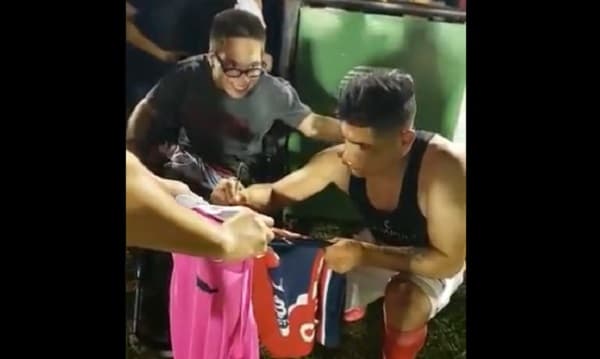 Aquino regala camiseta a fanático en noble gesto