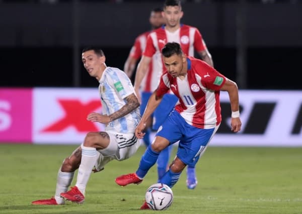Paraguay soporta y salva el punto ante Argentina