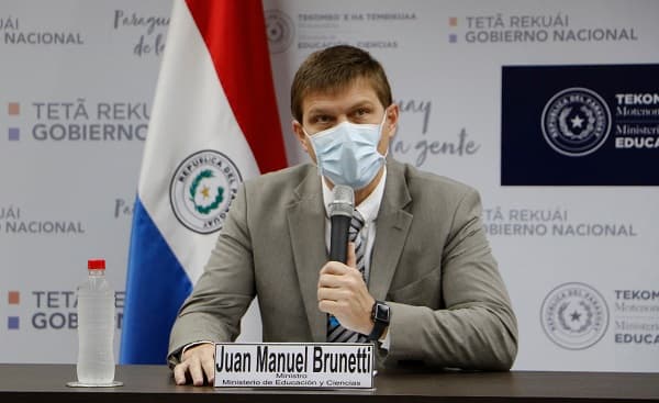 Gobierno ofrece 16% de aumento a docentes, pero a mediados de 2022