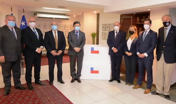 Cancillería recibe 100.000 dosis donadas por Chile