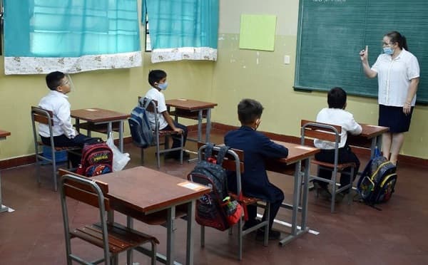 No discriminarán entre vacunados y no vacunados en clases presenciales, aseguran