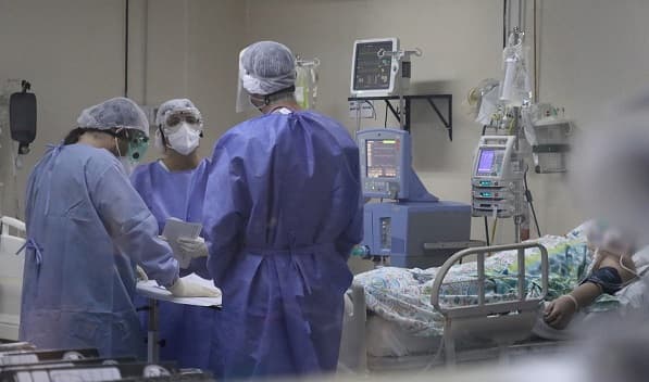 Kinesiólogos de Clínicas asisten en la recuperación de pacientes respiratorios