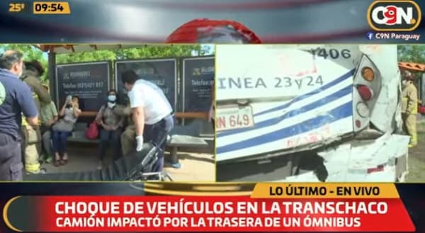Reportan pasajeros heridos en choque de camión contra bus