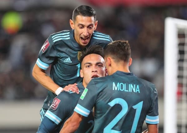 Argentina gana y encamina su pase a Catar
