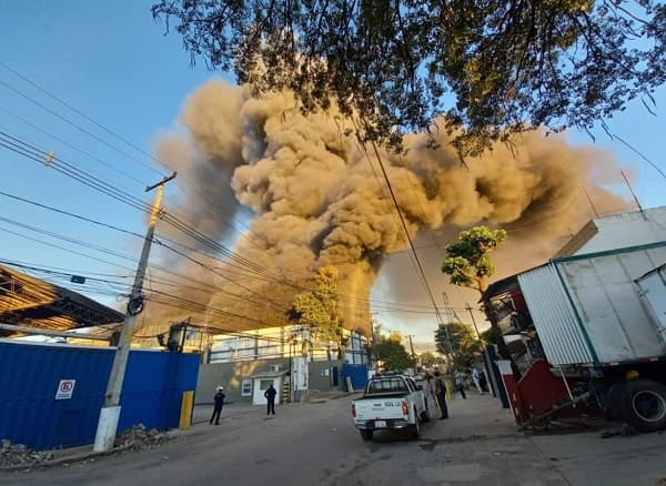 Incendio consume frigorífico y piden evacuación