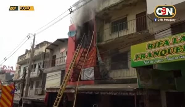 Edificio se incendia en zona céntrica de Ciudad del Este