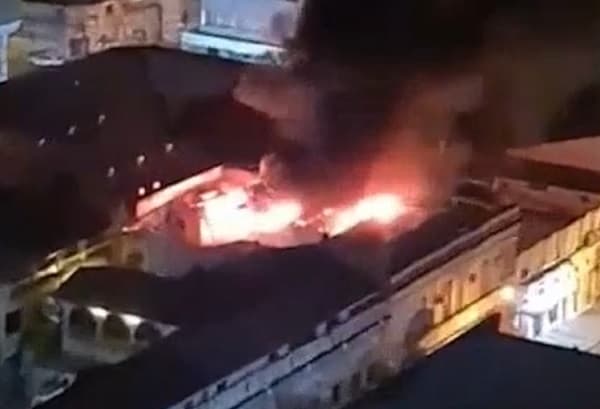 Incendio consume parte de edificio en el microcentro